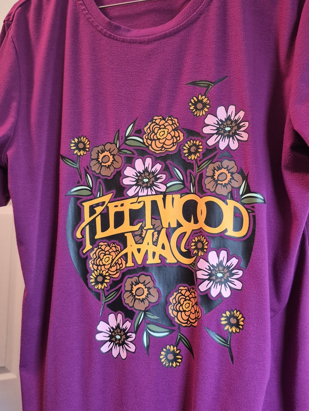 womens Fleetwiid Mac Graphic Tee in Berry Mauve Purple size m